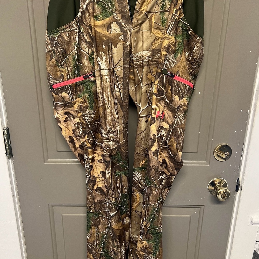 NWT UA camo pants.